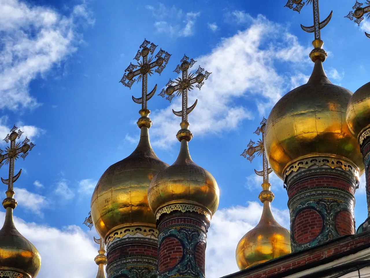 The golden roofs of the Cathedral of the Annunciation, built by architects from Pskov in 1484-1489