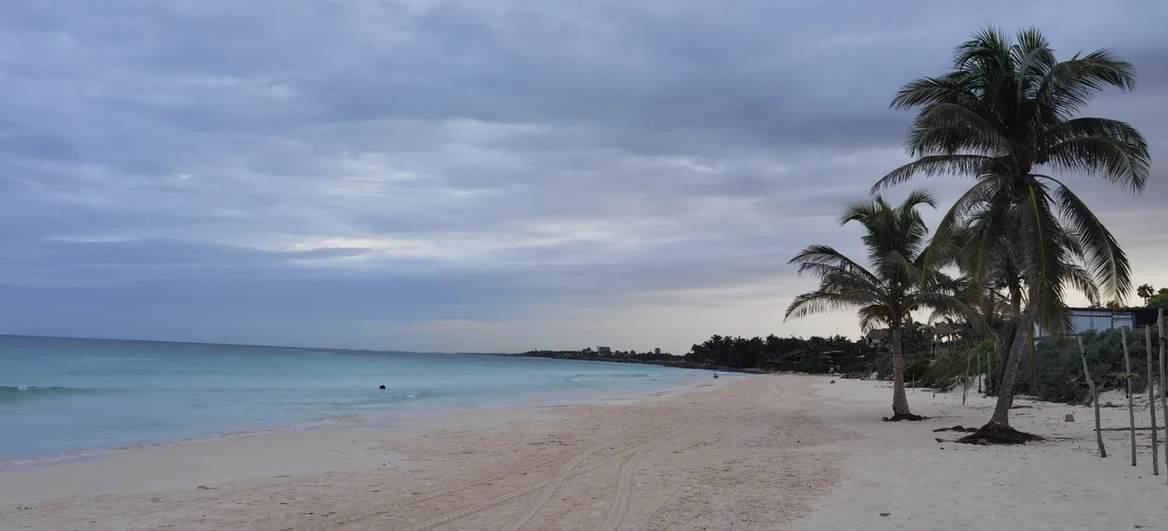 The other side of the beach. Still no people. And now it was around 12 pm.