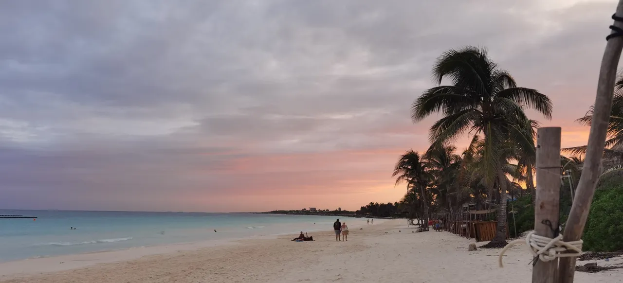 As the sunset was on its way, the beach was still pretty much empty. I was there three days in a row, and it was the same every day.