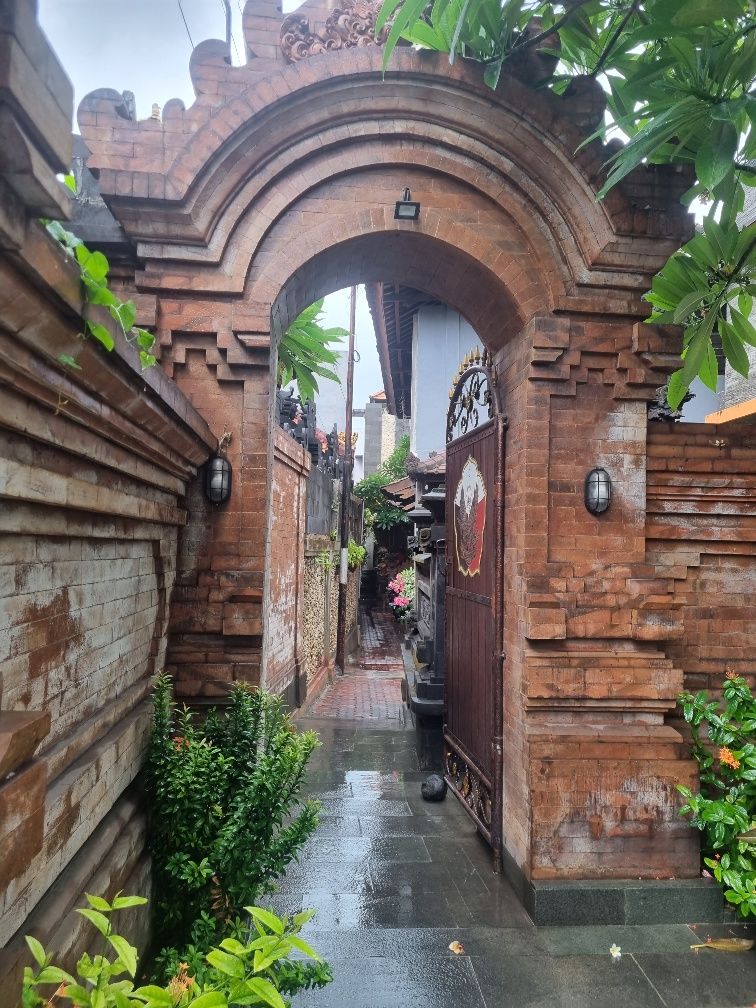 Many of the private house in this area are magnificent. The details in all the brick, block walls and doors.