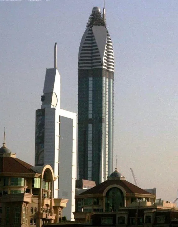 Rose_Rotana_Tower_Under_Construction_on_12_May_2.jpg