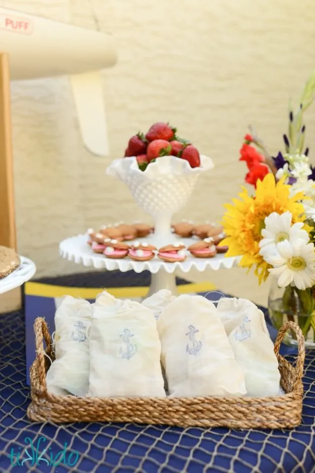 Country Crafts to Make And Sell - Easy Rustic Rope Serving Tray - Easy DIY Home Decor and Rustic Craft Ideas - Step by Step Farmhouse Decor To Make and Sell on Etsy and at Craft Fairs - Tutorials and Instructions for Creative Ways to Make Money - Best Vintage Farmhouse DIY For Living Room, Bedroom, Walls and Gifts http://diyjoy.com/country-crafts-to-make-and-sell