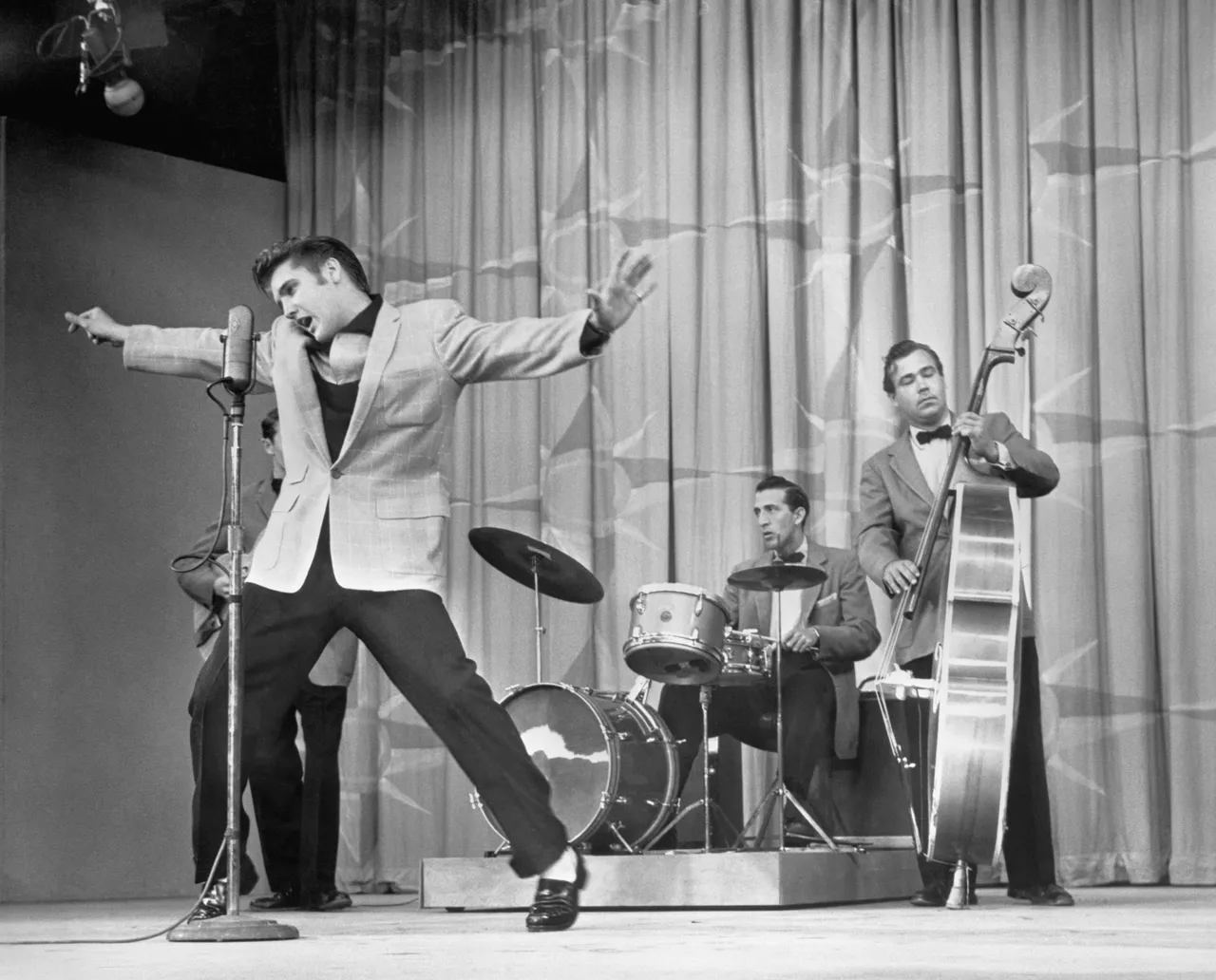 1955 - Elvis Presley - elvis-presley-performing-on-stage-517331138-5a79cf7730371300363f4ee0.jpg