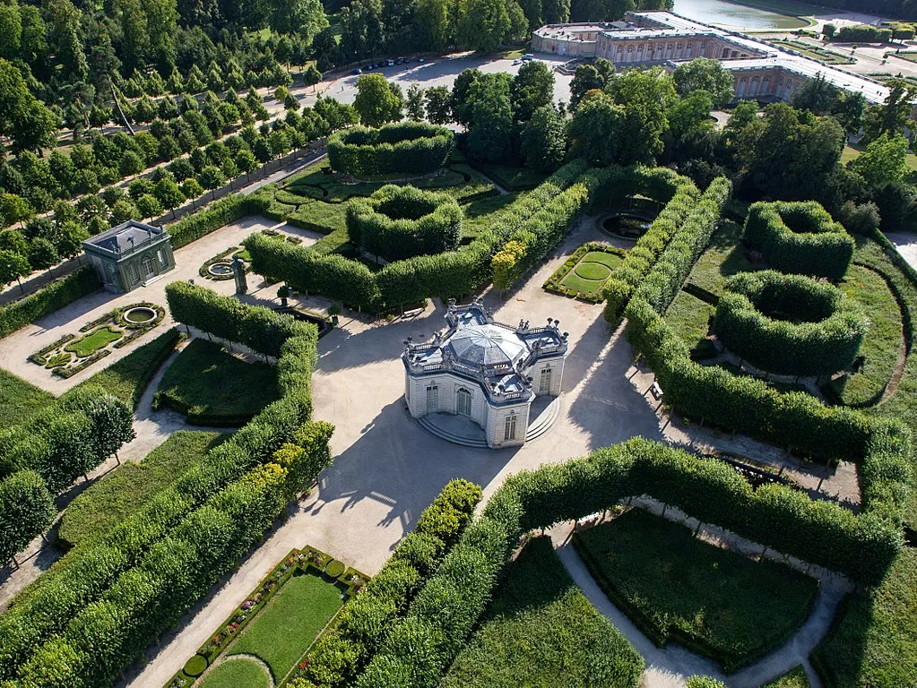 1024px-Vue_aérienne_du_domaine_de_Versailles_par_ToucanWings_-_Creative_Commons_By_Sa_3.0_-_050.jpg