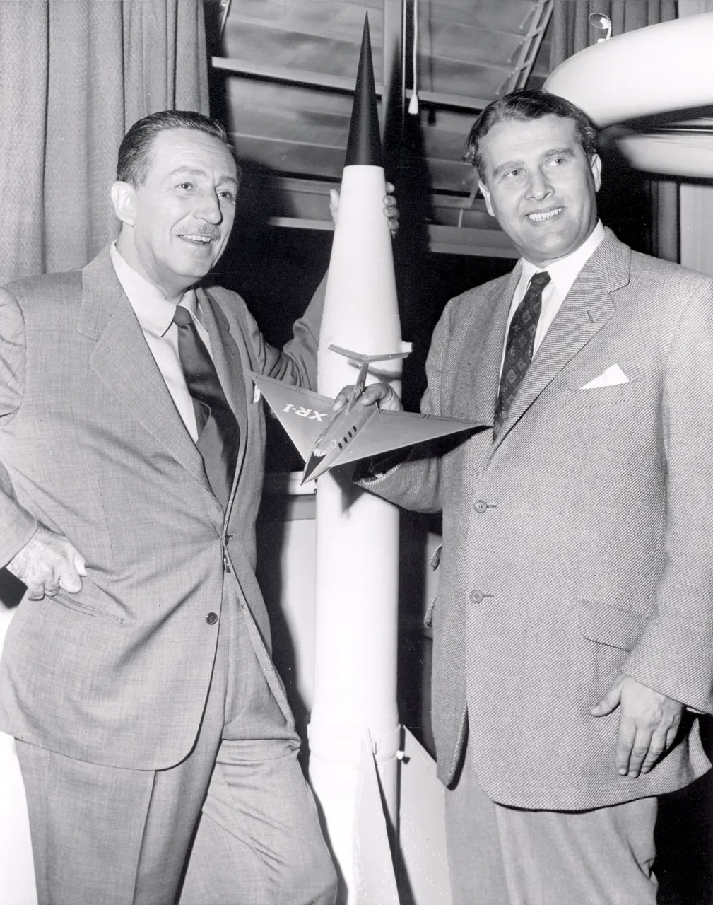 Walt_Disney_and_Dr._Wernher_von_Braun_-_GPN-2000-000060.jpg