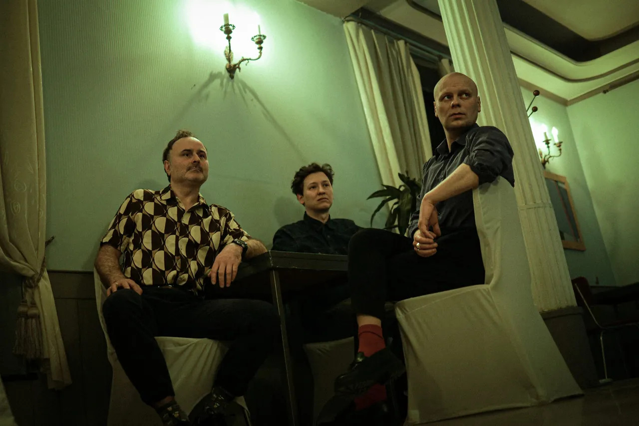 mona polaski: form right: Wit Zarębski (bas), Michał Gibki (gutiar), Karol Stolarek (keyboards, vocal)