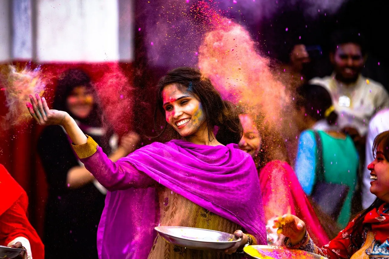 holi-2416686_1280-1.jpg