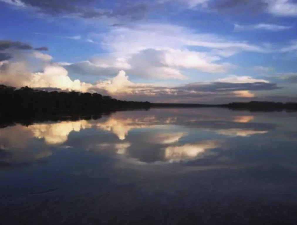 Nubes y reflejo.jpg