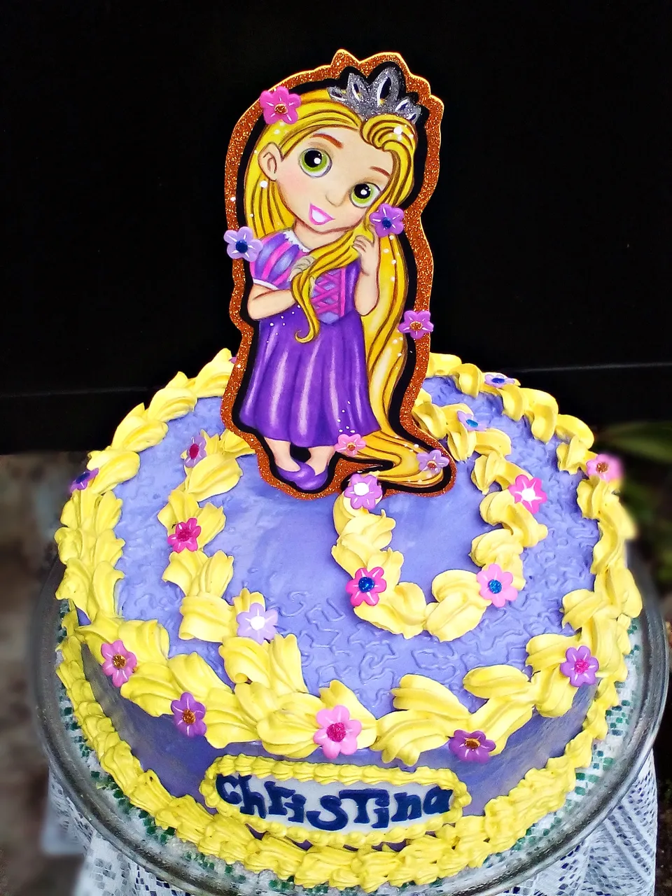 Tutorial to make a Rapunzel topper and decorate a cake.