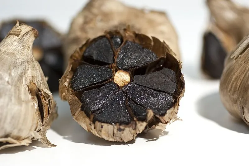 800px-Black_garlic.jpg