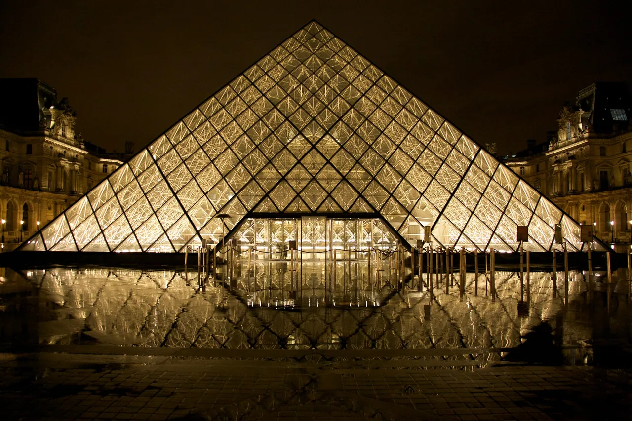 louvre-530058_1920.jpg