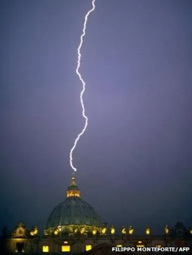 lightning-strikes-vatican