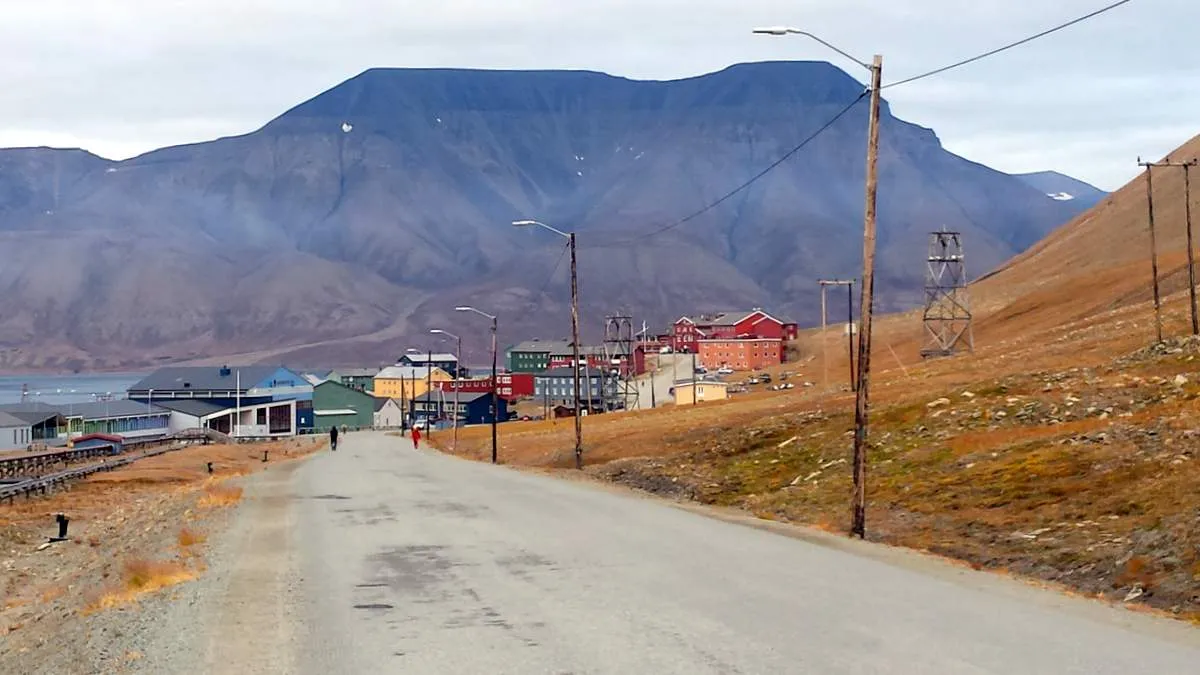 Walking to Lonyearbyen from the guesthouse.