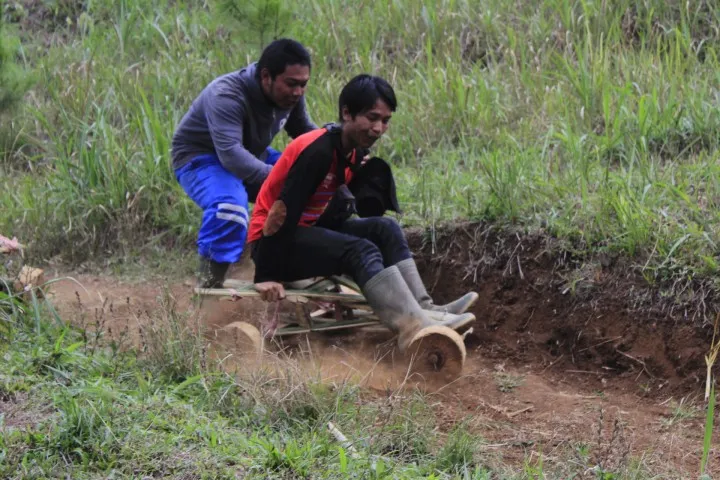 keceriaan-para-pemuda-batulonceng-dengan-bermain-kadaplak-5dd663fd75043.jpg
