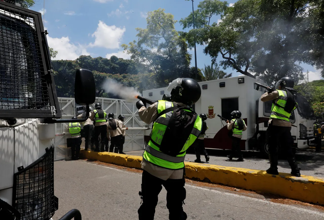 2017-05-04T184216Z_455037044_RC14E96F5AC0_RTRMADP_3_VENEZUELA-POLITICS.jpg