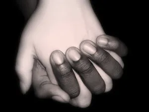 mano blanca y negra.jpg