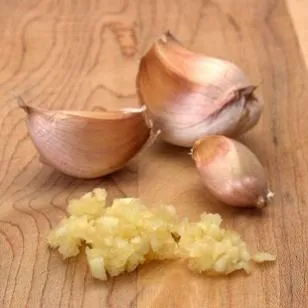 garlic_cloves_chopped_310.jpg