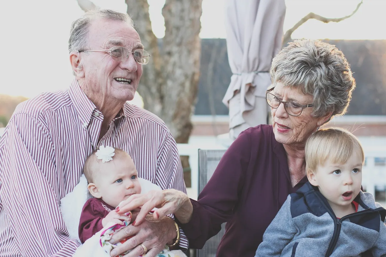 grandparents-1969824_1920.jpg