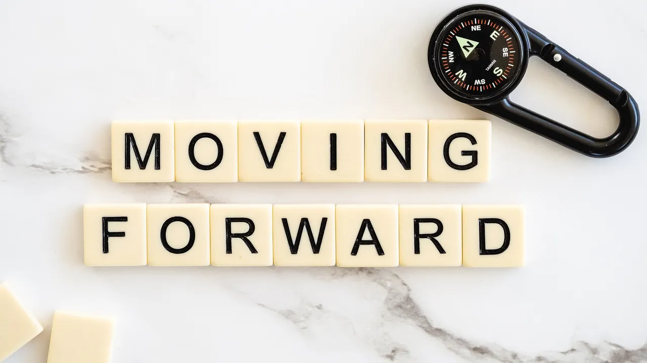 moving-forward-g61d5ff6f7_1920.jpg