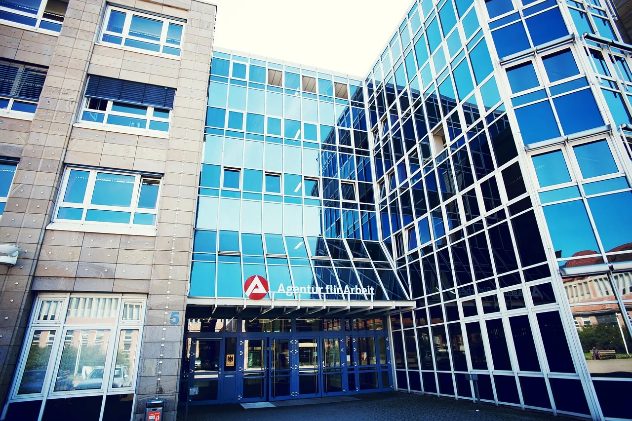 employment-office-2157225_1280.jpg