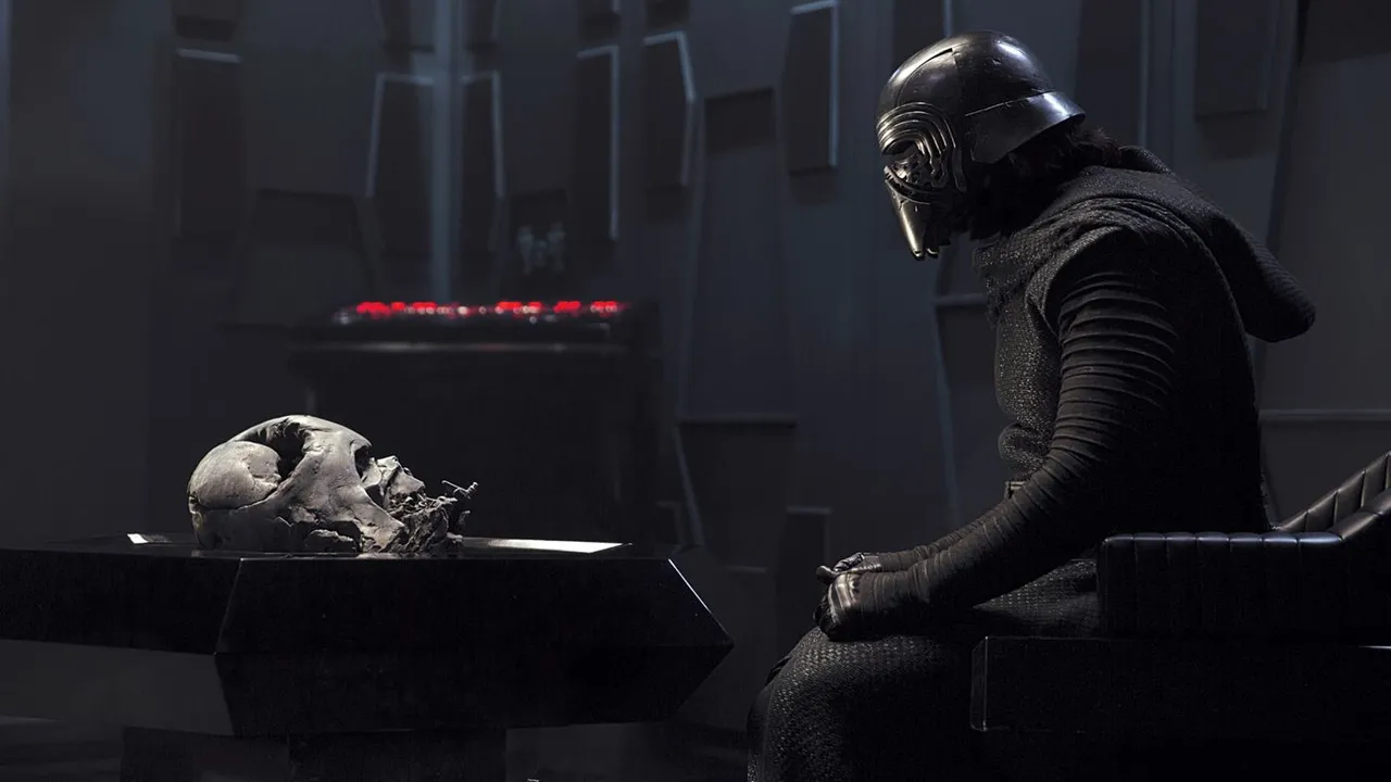 Kylo_Ren_Vader_Helmet_Chamber.jpg