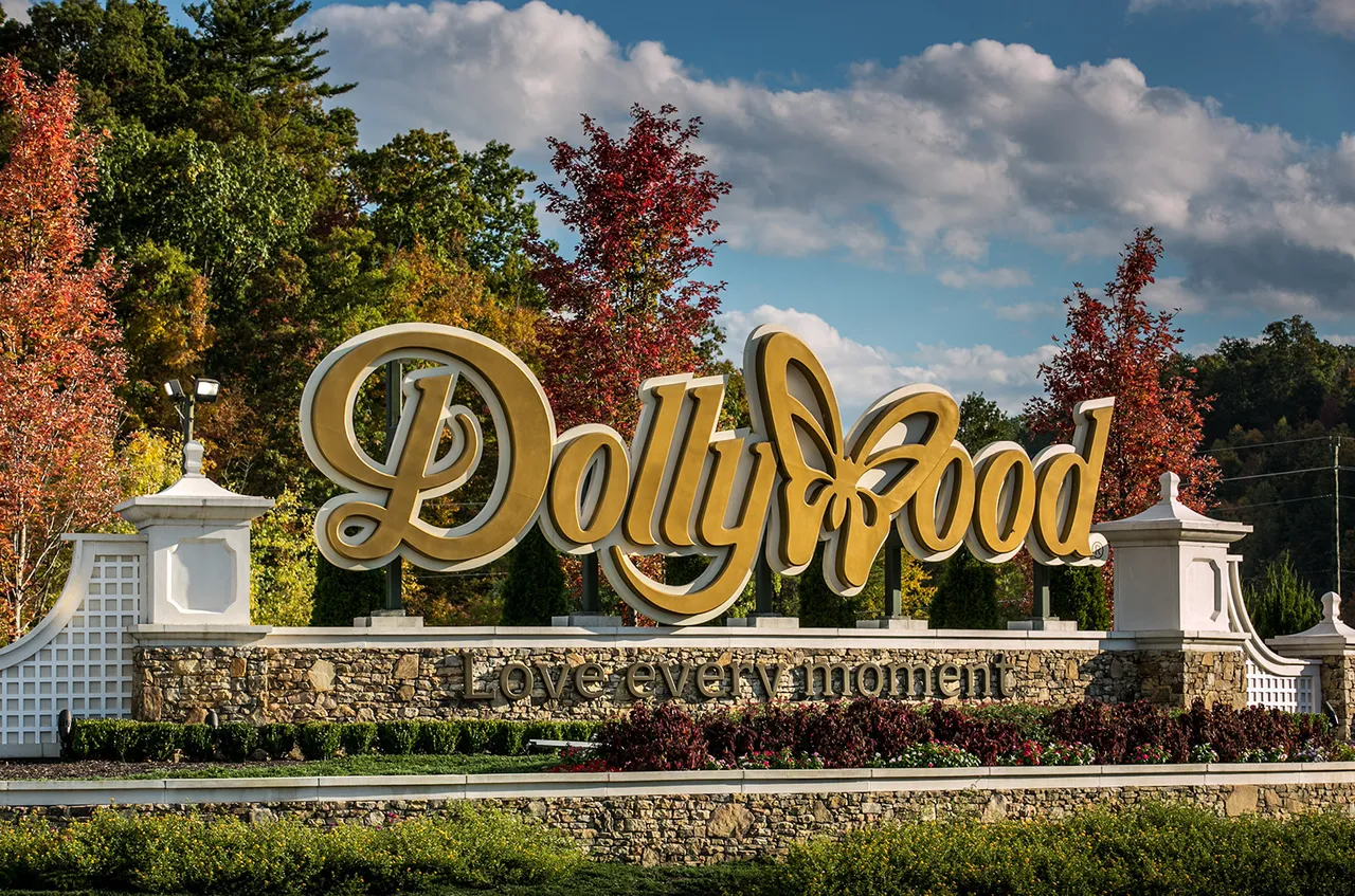 dollywood-sign-billboard-1548.jpg