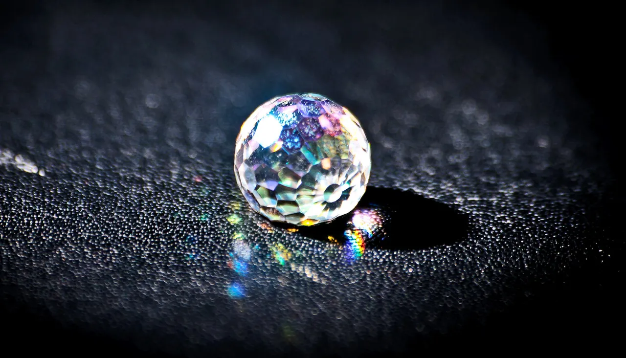 crystal-refracting-light_1600.jpg