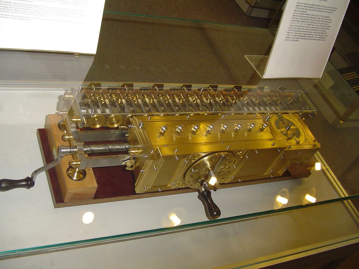 1200px-Leibnitzrechenmaschine.jpg