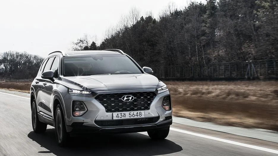 2019-hyundai-santa-fe-drive-9.jpg