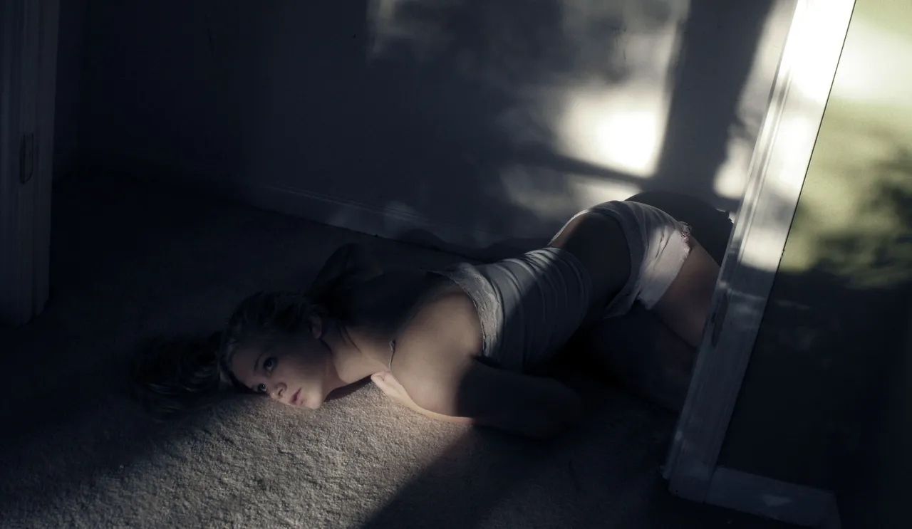 Crawling_on_the_floor_Cropped.jpg