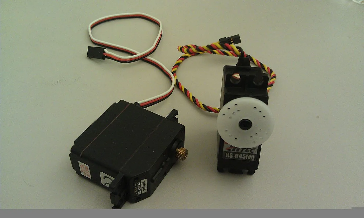 1280px-Two_hobby_servo_motors.jpg