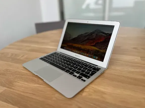 MacHelp-Wie-wil-dat-nou-niet-Leuke-MacBook-Air-11-6-inch-Voorzien-van-een-nieuwe-batterij-Het-is-model-2011-maar-kan-nog-prima-even-mee-voor…-Instagram.png