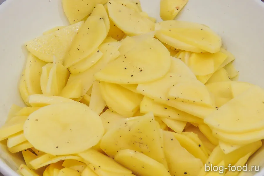 Курица, запеченная под сливочным соусом с картошкой