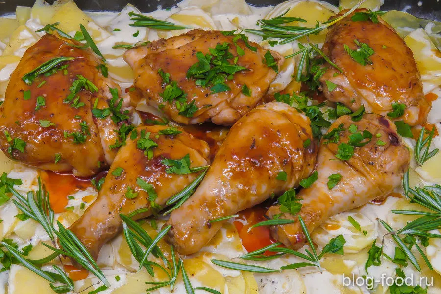 Курица, запеченная под сливочным соусом с картошкой