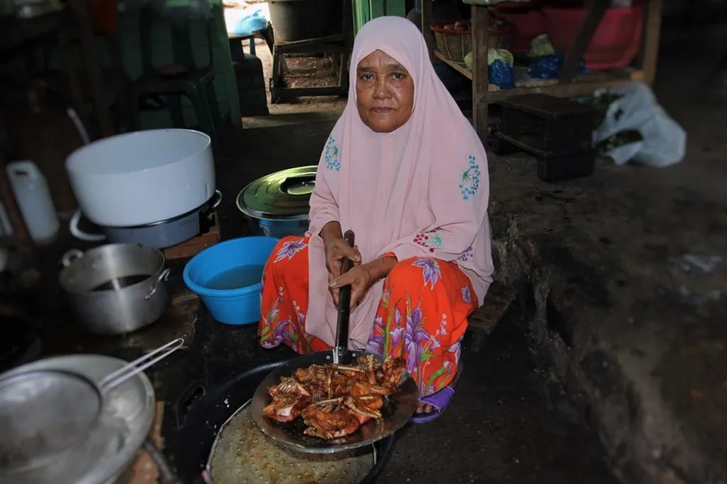 Nek Ni dan ayam goreng racikannya @Taufik Ar Rifai