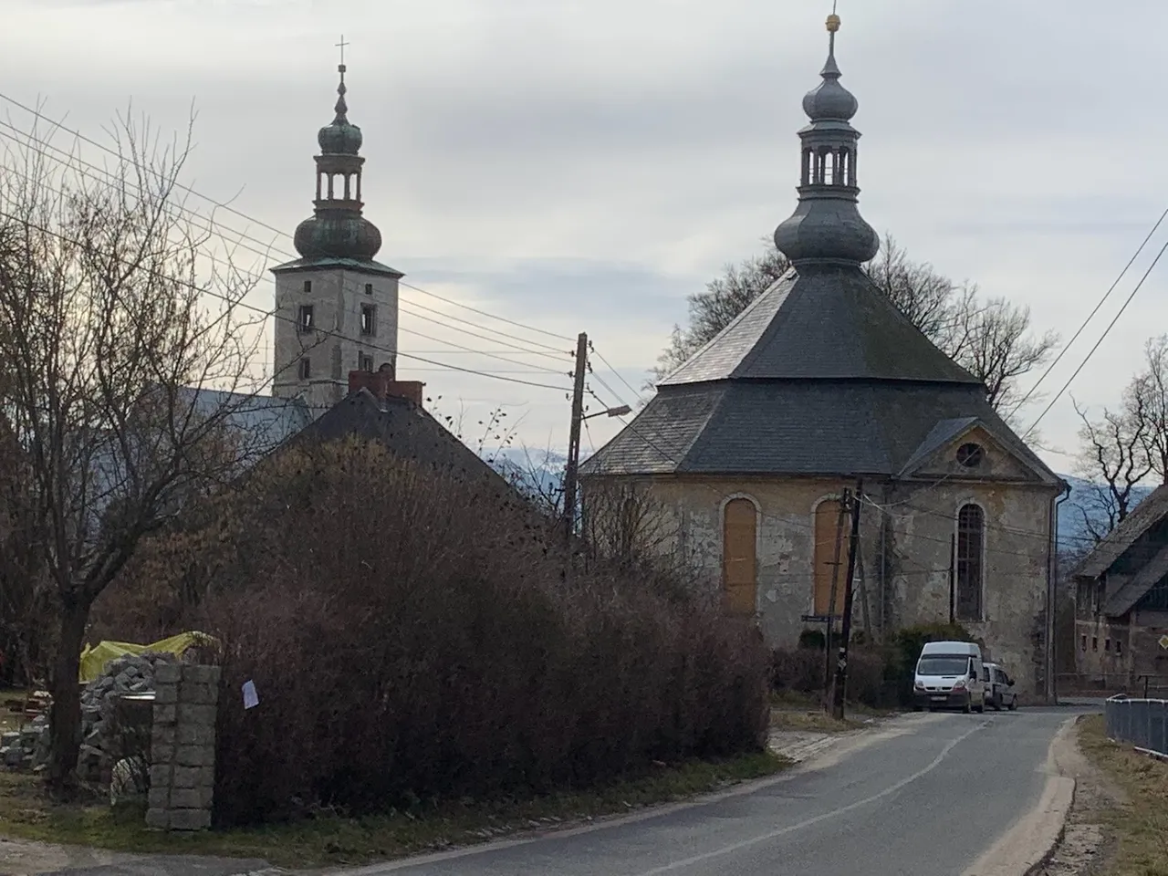 Kościoły w Komarnie, po lewej czynny kościół rzymsko-katolicki