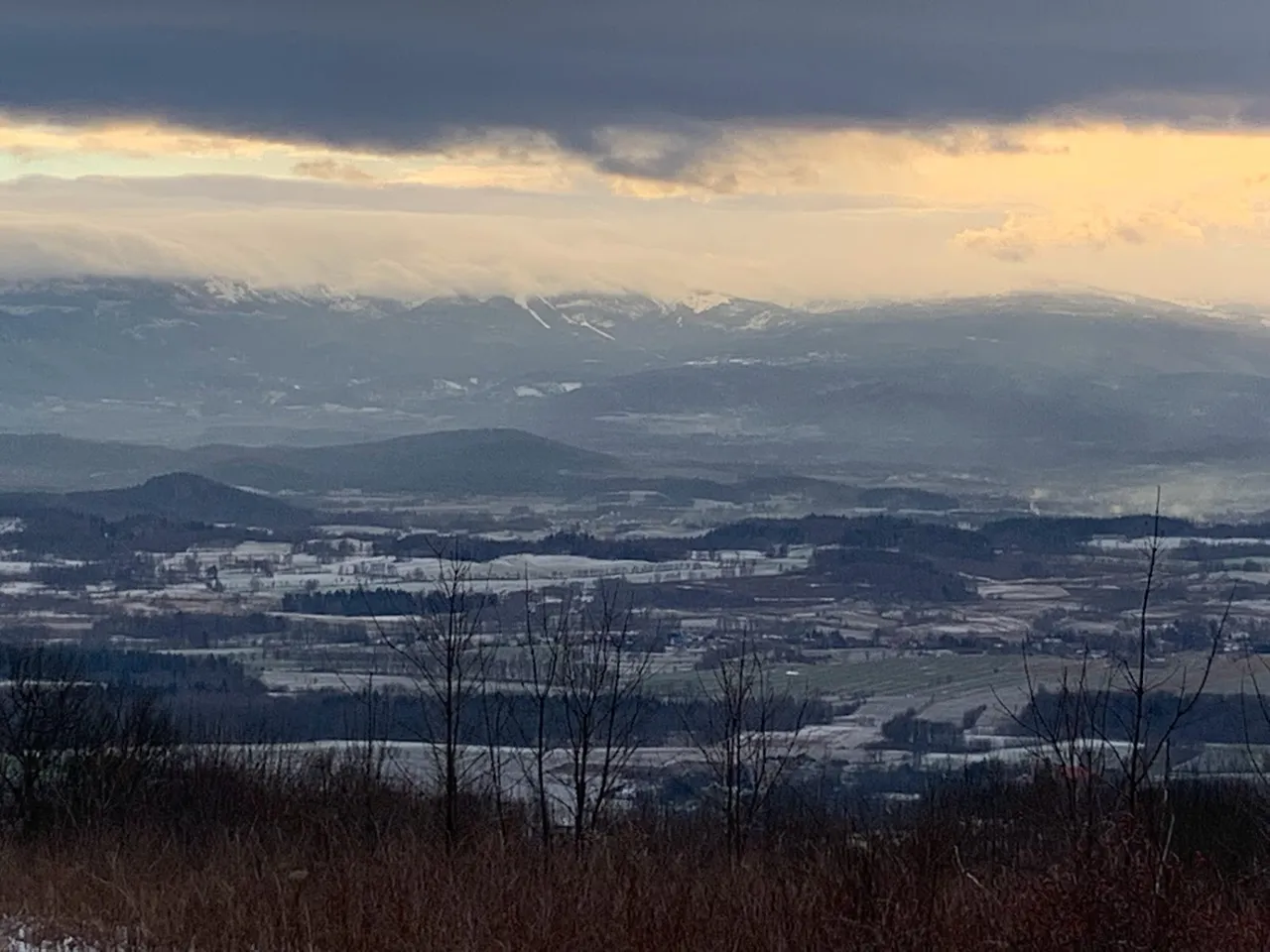 Widok na Karkonosze z Przełęczy Komarnickiej