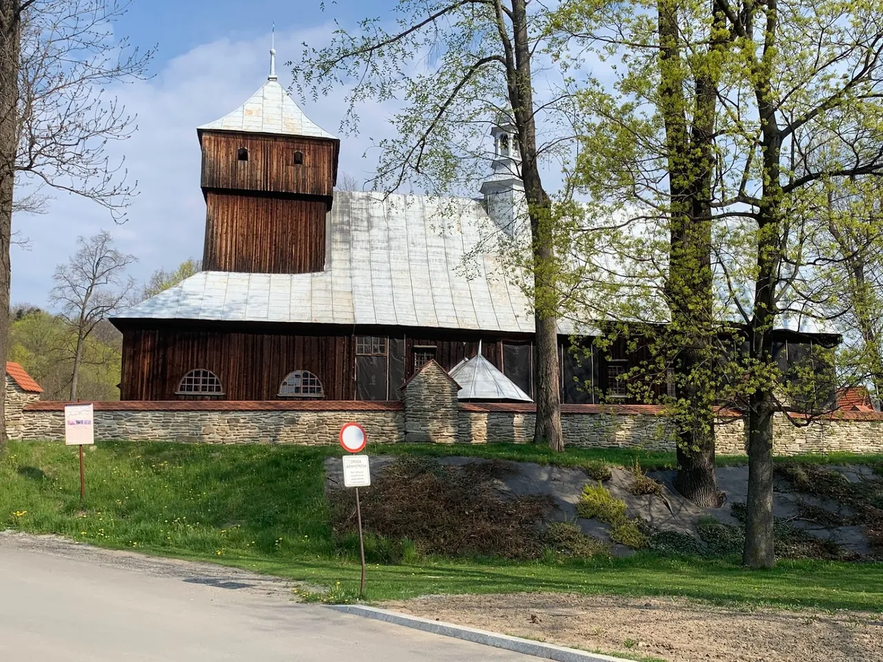 Drewniany kościół pw. apostołów Szymona i Judy Tadeusza w Dobrej