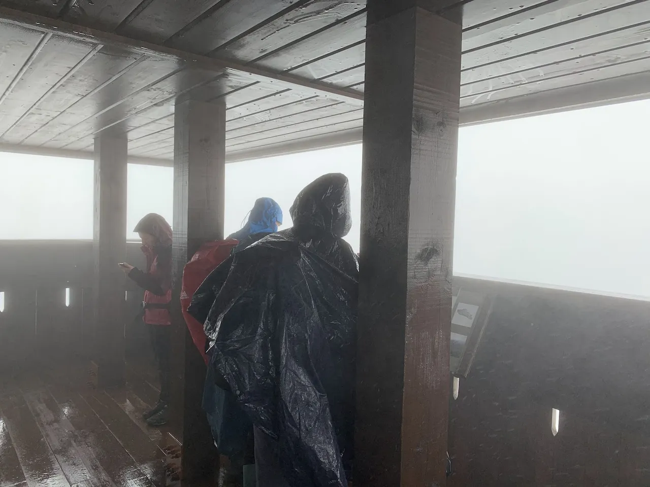 Panorama w chmurze to ”master level”. Kursanci na wieży na Lubaniu.