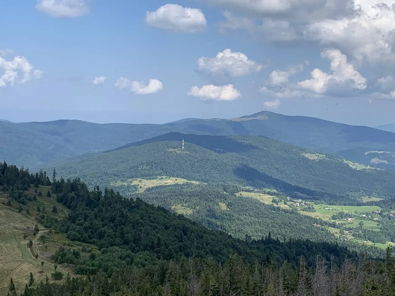 Widok z Gorca na północ - najwyższy szczyt w oddali to Mogielica.