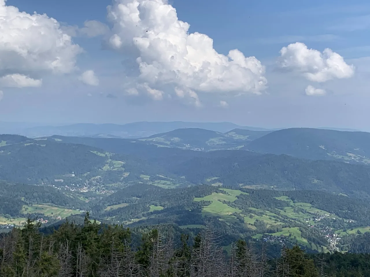 Widok z Gorca na północny-wschód. Obła góra po prawej to Modyń.