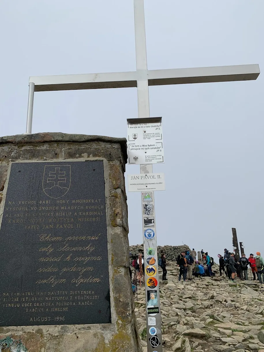 Słowacki pomnik poświęcony Janowi Pawłowi II. Po prawej, przy końcu murka, widać niewysoki obelisk z 1876r.