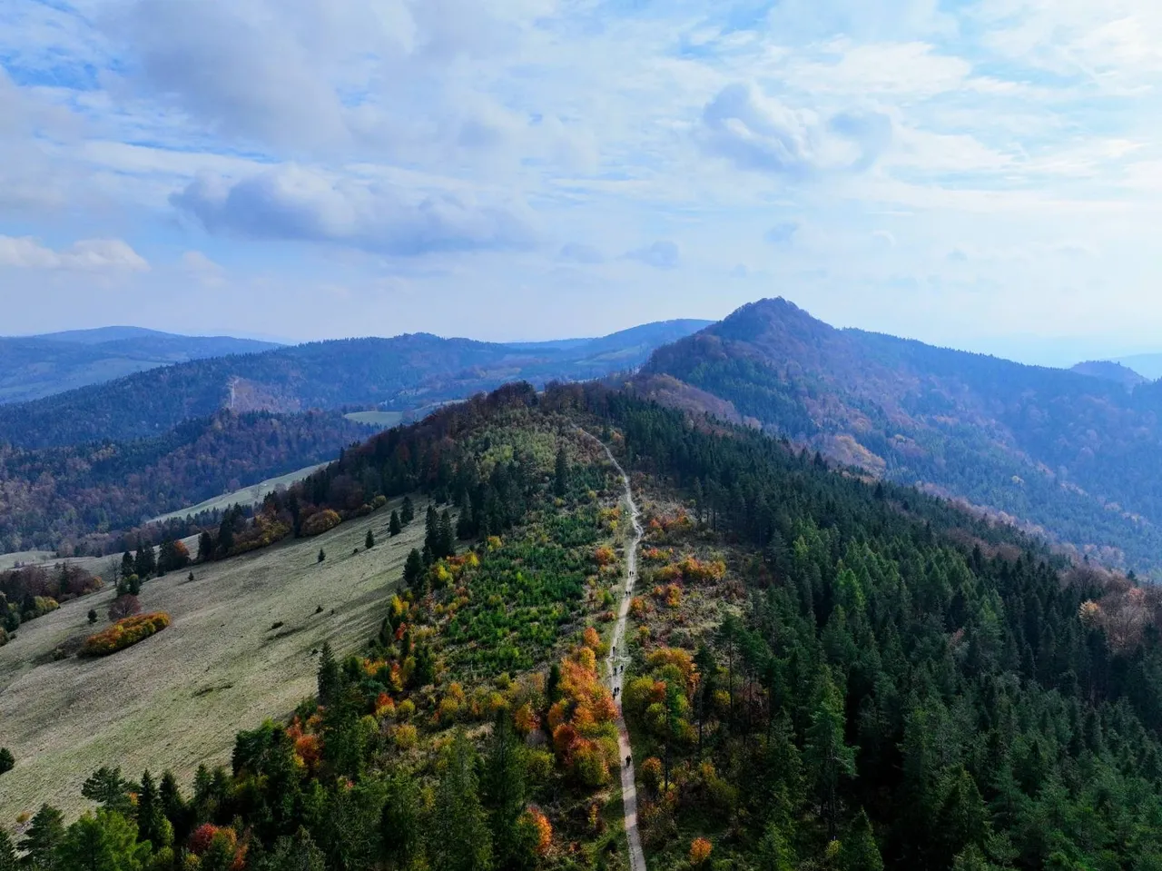 Pieniny Małe z wysoka. W centrum zdjęcia, lekko na prawo - Wysoka.