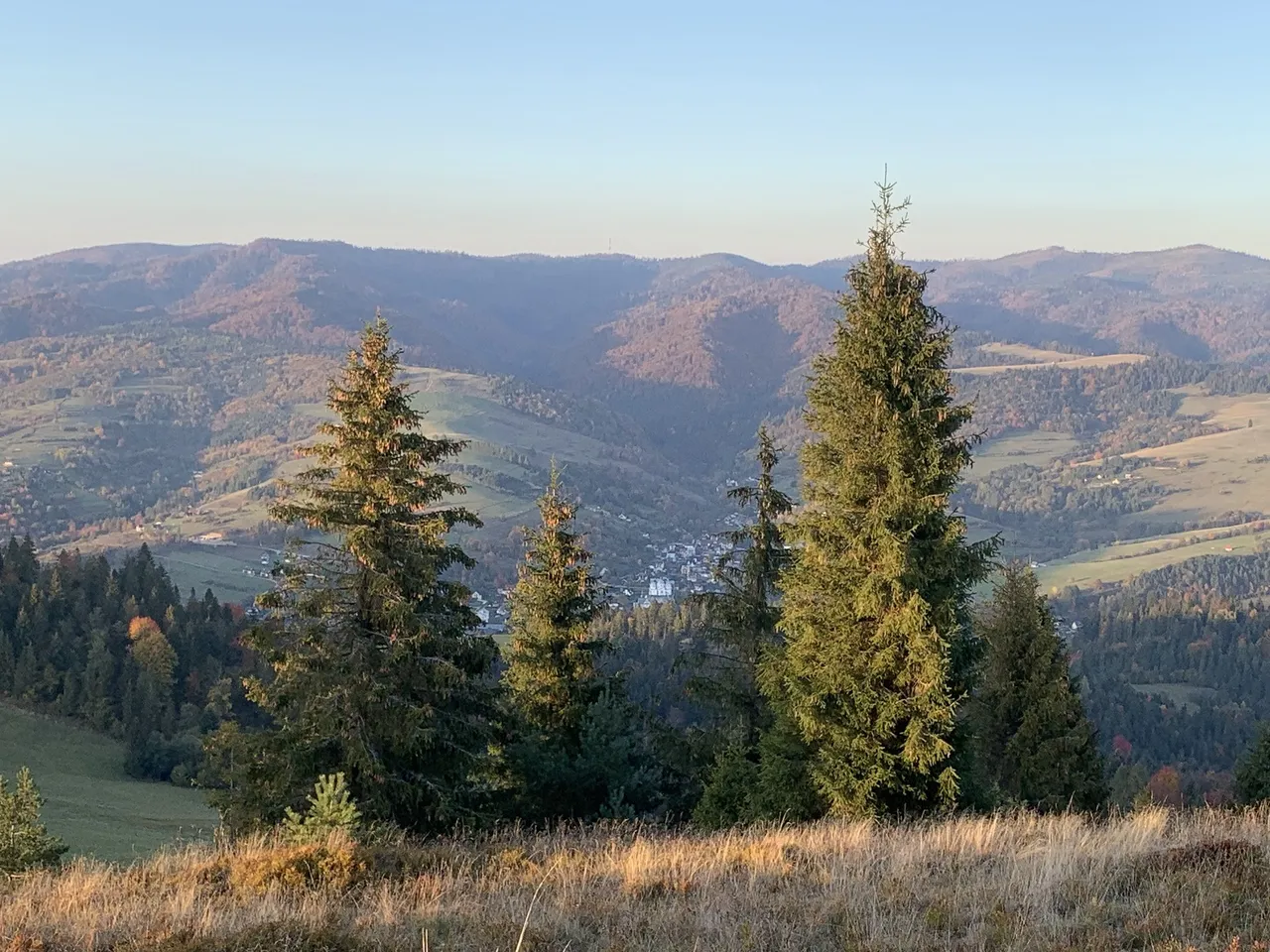 Widok z Wysokiego Wierchu na Pasmo Radziejowej. W dole Szlachtowa, z wyraźnym budynkiem dawnej cerkwi.