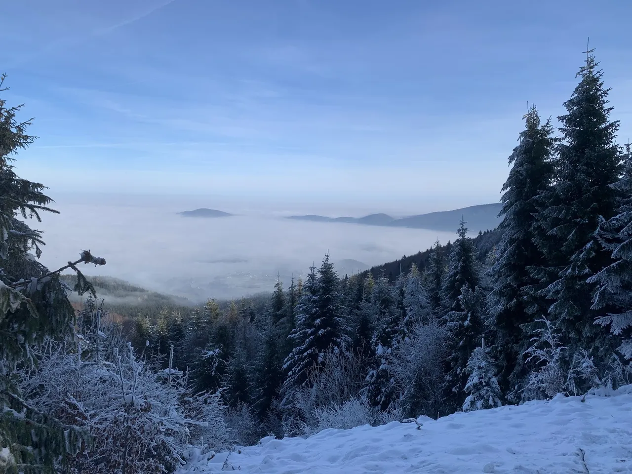 Pasmo Cietnia (po lewej - Grodzisko, po prawej zbocze samego Cietnia) w Beskidzie Wyspowym widziane spod Lubomira w Beskidzie Makowskim.