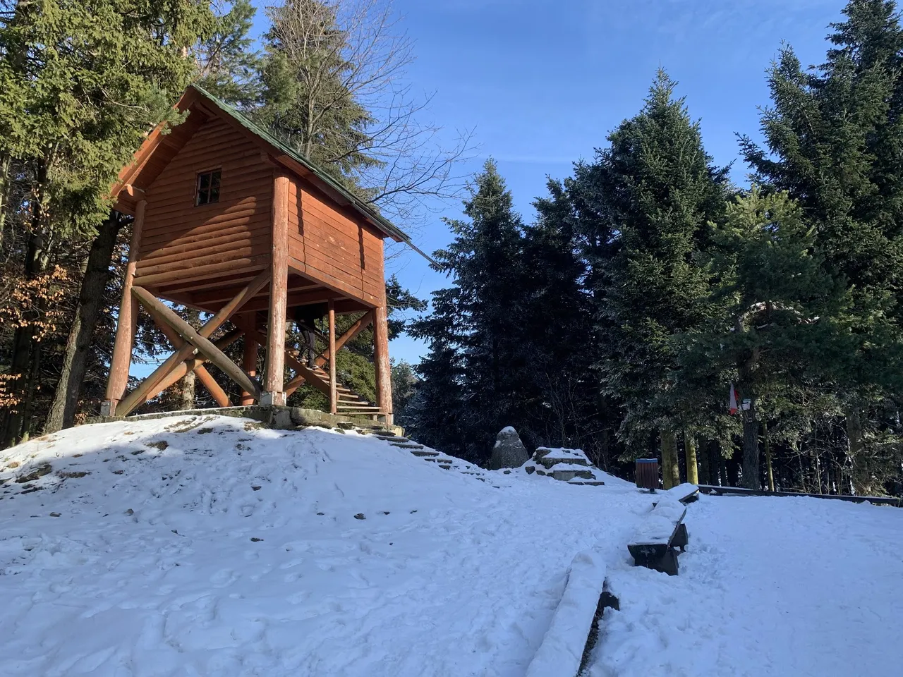 Szczyt Lubomira - u stóp drewnianej budki znajdują się fundamenty przedwojennego obserwatorium.