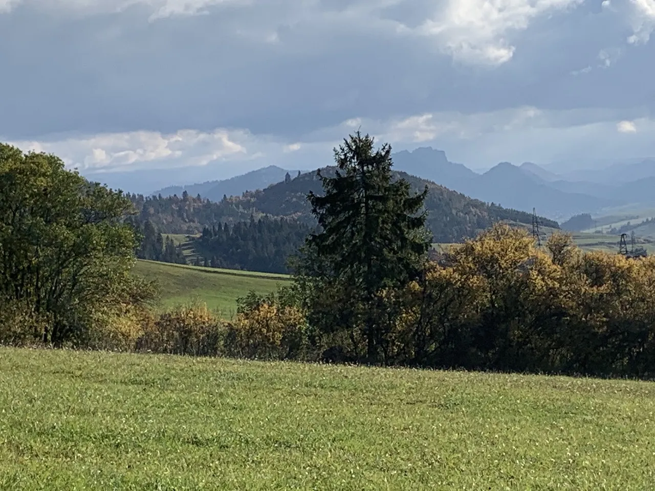 Pieniny Właściwe (Trzy Korony - w centrum, na drugim planie) widziane z Pienin Spiskich