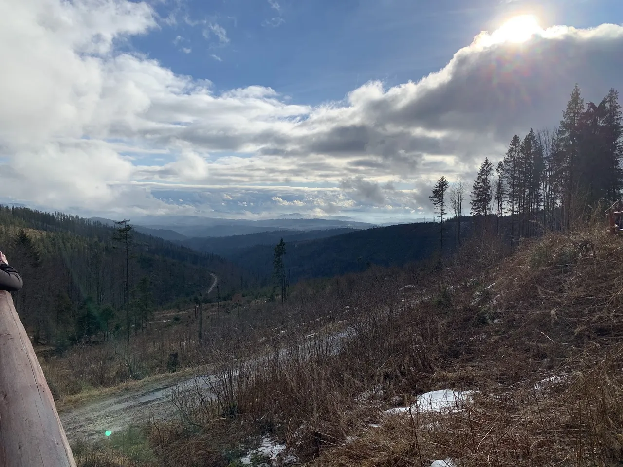 Widok na Tatry z platformy przy schronisku ”na Hali Krupowej”