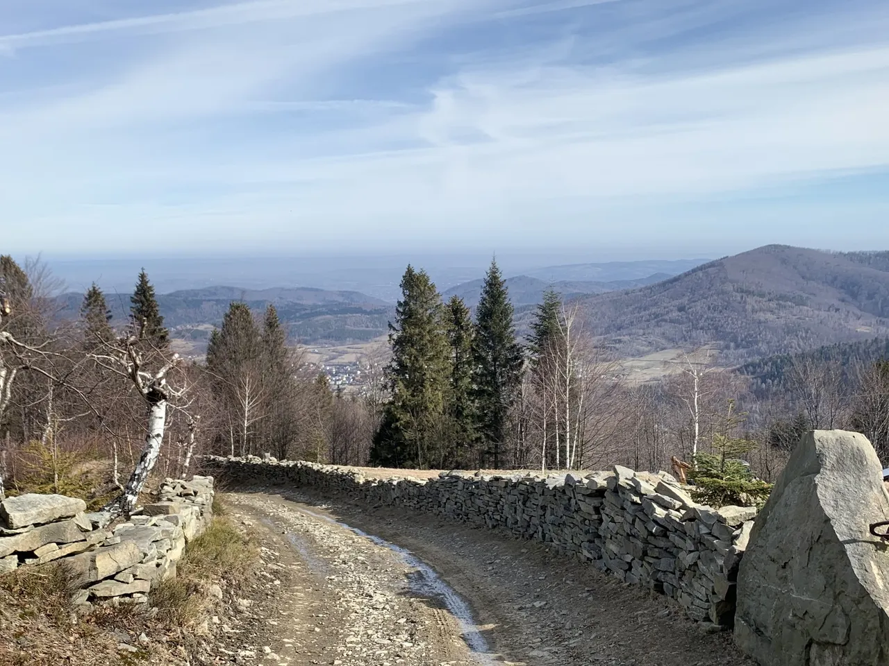 Widok z Czarnego Gronia. Po prawej dominuje Gancarz, na lewo od niego, na dalszym planie - Bliźniaki.