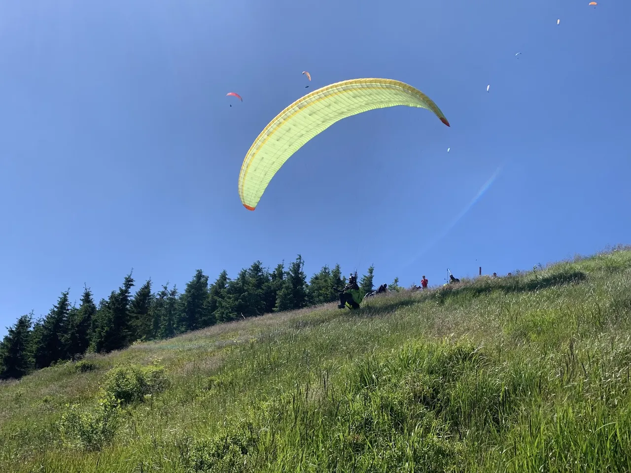 Startowisko paralotniarzy pod szczytem Skrzycznego